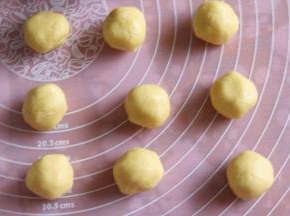 8取出饼皮分为20克一个的小面团，滚圆。