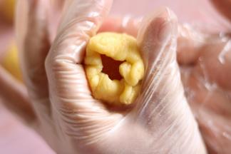 10用虎口收紧,滚圆。收口放在下面。