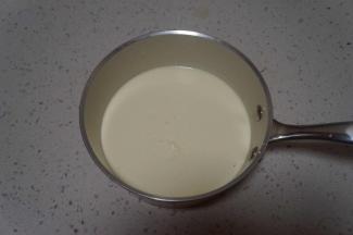 在奶锅中称出淡奶油