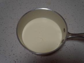 在奶锅中称出淡奶油