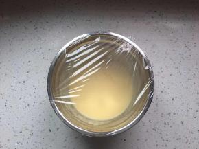 晾凉后敷上保鲜膜放入冰箱冷藏1到3小时