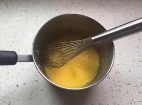 用手抽搅拌至发白