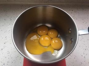敲出五个蛋黄在小奶锅