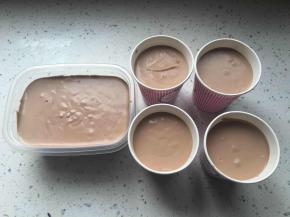 装入冰淇淋容器,冷冻至硬