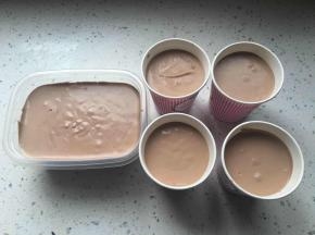 装入冰淇淋容器,冷冻至硬