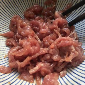 肉丝切好，加半汤匙料酒半汤匙生抽五克淀粉腌十分钟