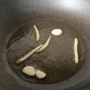 姜丝和蒜头放油锅炒香后捞出