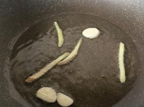 姜丝和蒜头放油锅炒香后捞出