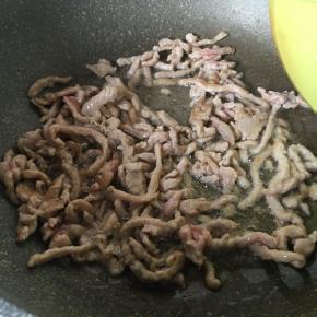 放入腌好的肉丝翻炒