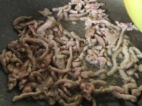放入腌好的肉丝翻炒