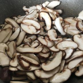 加入香菇翻炒出水