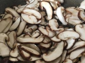 加入香菇翻炒出水