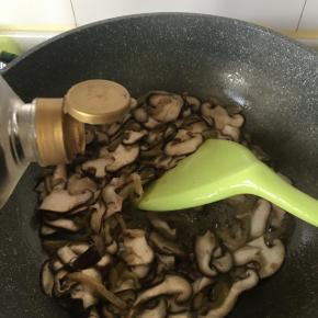 炒均匀后加1.5汤匙生抽