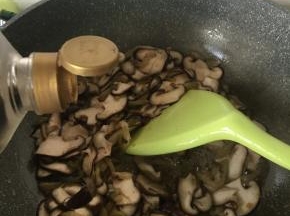 炒均匀后加1.5汤匙生抽