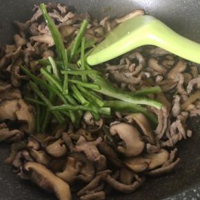 加入中椒丝翻炒