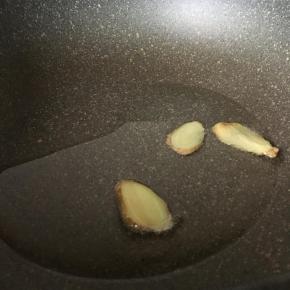 姜片放油锅炒香