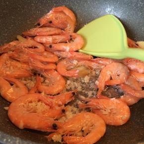 加盐加蒜蓉翻炒均匀