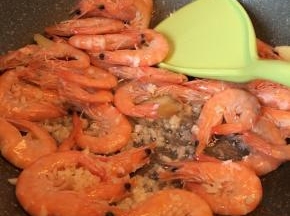 加盐加蒜蓉翻炒均匀