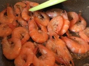 加入料酒后翻炒二分钟