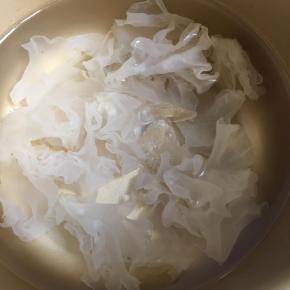 银耳泡发后加冰糖加400毫升水