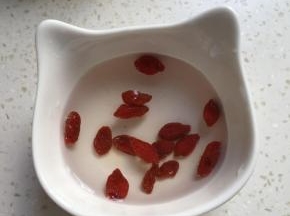 枸杞用温水泡一分钟