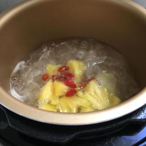 煮开后加入枸杞搅拌均匀就可以出锅了