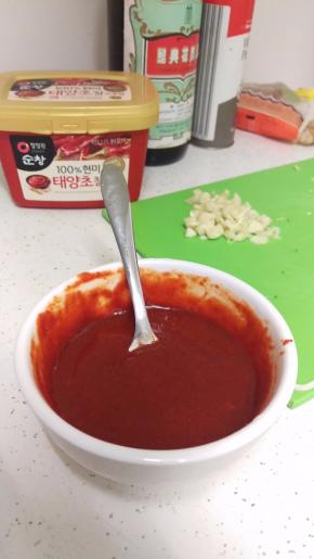 把酱料和水全部放一起搅拌均匀。