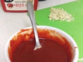 把酱料和水全部放一起搅拌均匀。