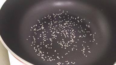 把芝麻炒熟。