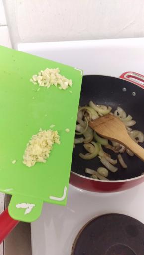 热油炒洋葱后，把洋葱炒软后加入大蒜和生姜，炒出味道。