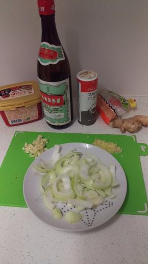 准备好全部的材料。把大蒜和生姜切碎。洋葱切条。