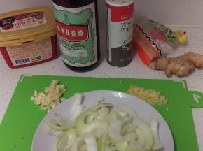 准备好全部的材料。把大蒜和生姜切碎。洋葱切条。