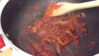 再倒入酱料炒一下，就马上加入鱿鱼，爆炒1-2分钟，出锅。