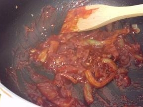 再倒入酱料炒一下，就马上加入鱿鱼，爆炒1-2分钟，出锅。