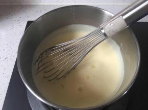 小火加热牛奶蛋黄液