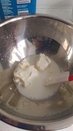 把奶酪和牛奶隔温水均匀搅拌。