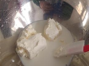 把奶酪和牛奶隔温水均匀搅拌。