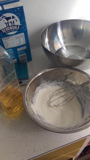 再加入玉米油，分2-3次加入。一定要搅拌均匀。不然会油水分离