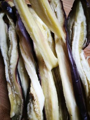 茄子对半切开，蒸熟，手撕条状