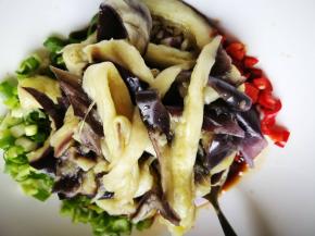 撕好的茄子与调料混合匀