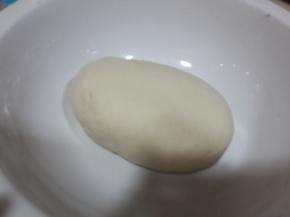 开水100g加入面粉里大概搅拌下，再加少许冷水拌起剩余干面，揉匀揉光