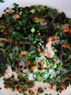 加香油拌匀后加盐（防止韭菜出水）