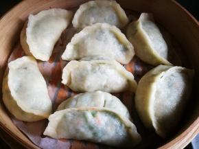 开水上笼屉蒸十分钟，出锅了