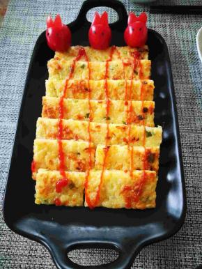 烙两面金黄即可拿出切块装盘，蘸番茄沙司吃