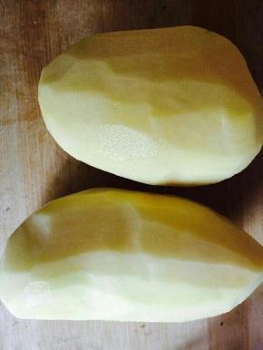 土豆去皮备用。