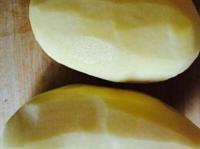 土豆去皮备用。
