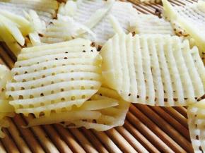 薯格开水下锅，大概一分钟捞出晾干。