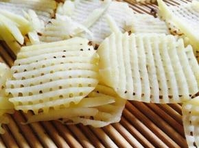 薯格开水下锅，大概一分钟捞出晾干。