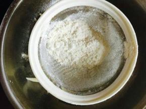 面粉和淀粉混合均匀。