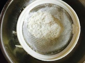 面粉和淀粉混合均匀。
